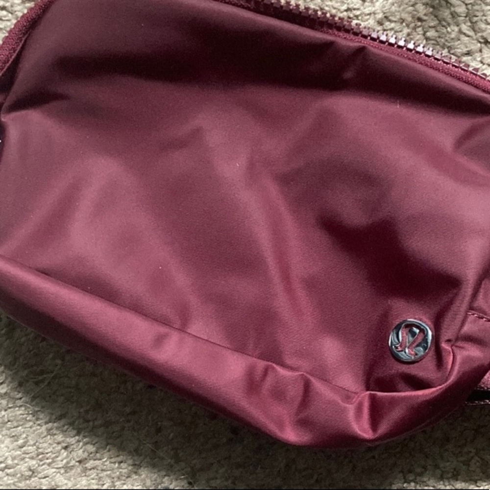 NWOT never worn lululemon belt bag - red merlot